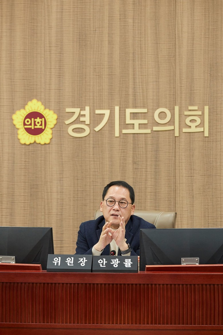 안광률 위원장, 학적 전산화 사업 절...