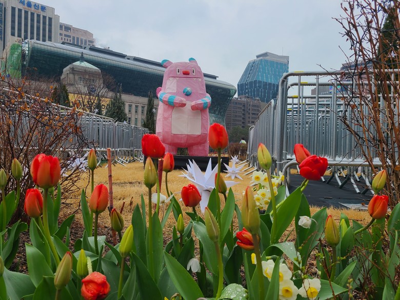 BTS빛으로 물든 광화문 일대, 봄꽃길과 해치 라이트 가든 걸어보세요